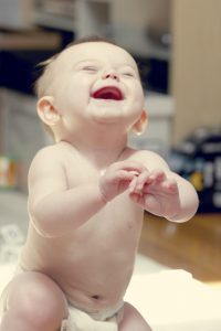 Trucos para hacer reír a nuestro bebé fotografo-bebes.es